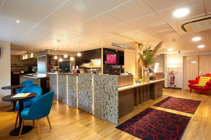 Lounge 54 of 63