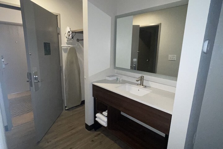 Bathroom sink