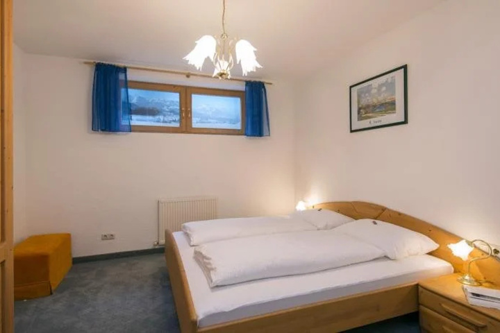 Room 4 of 16