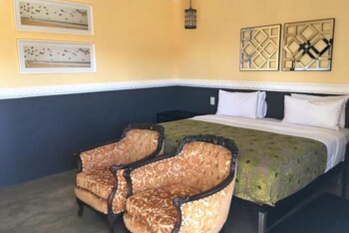 Room 4 of 6
