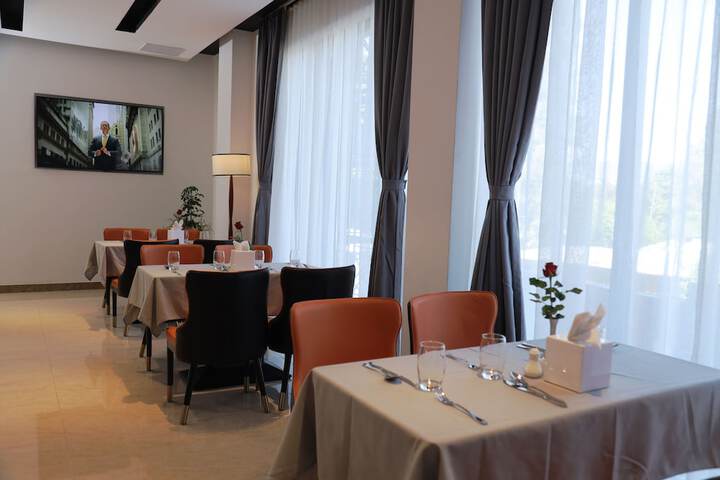 Dining 37 of 56