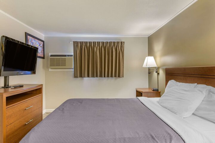 1 Queen Bed (12 of 12)