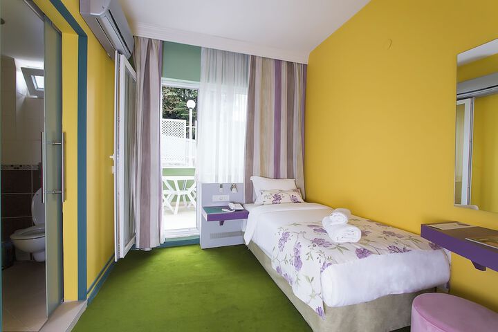 Room 9 of 27