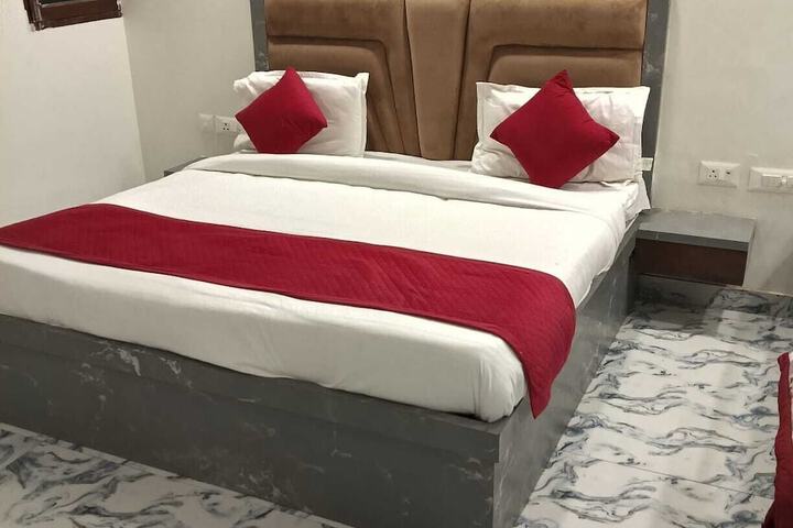 Room 5 of 9
