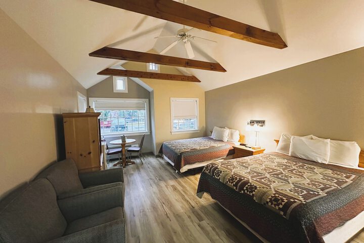 2 Queen Beds Not Pet Friendly (8 of 15)