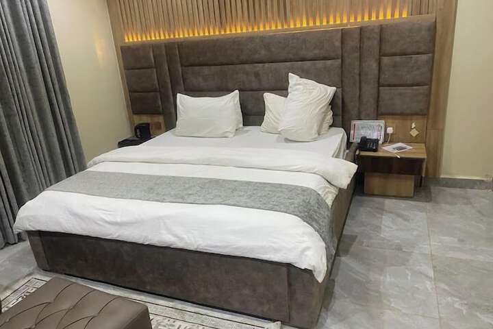Room 9 of 80