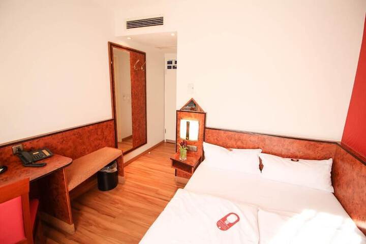 Room 12 of 39
