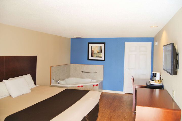 1 King Bed (2 of 14)
