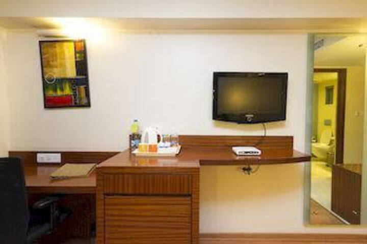 OYO PREMIUM CUNNINGHAM ROAD