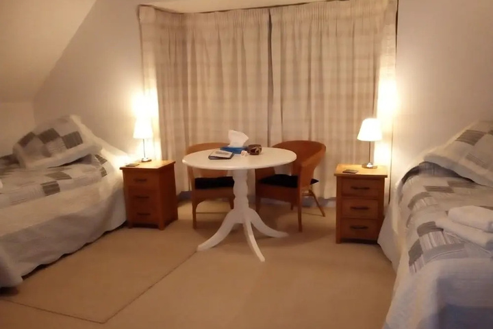 Room 5 of 18