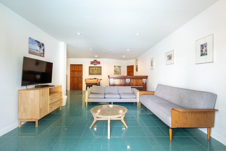 Room 44 of 185