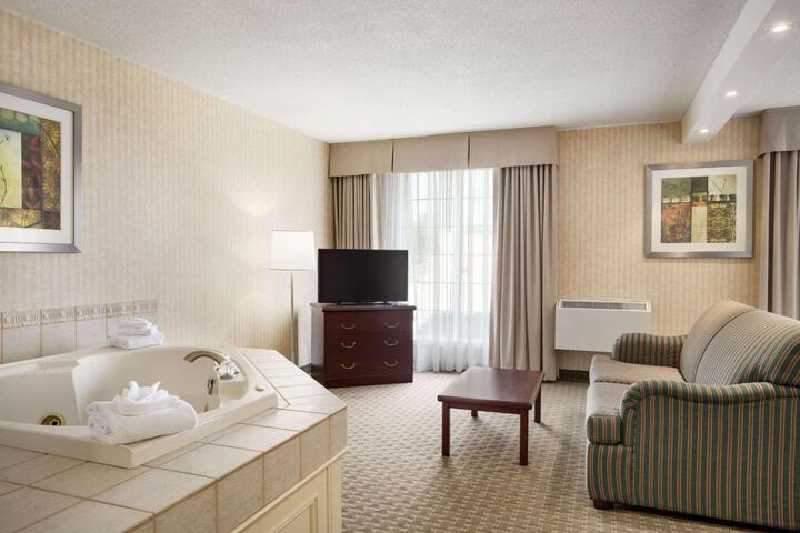1 King Bed Suite (5 of 6)