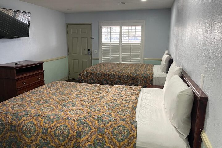 1 King Bed (13 of 17)