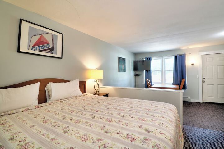 1 King Bed (2 of 10)