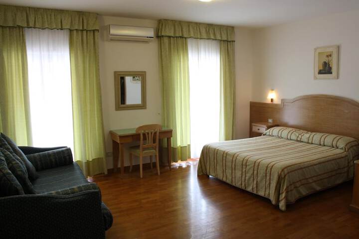 Room 17 of 33