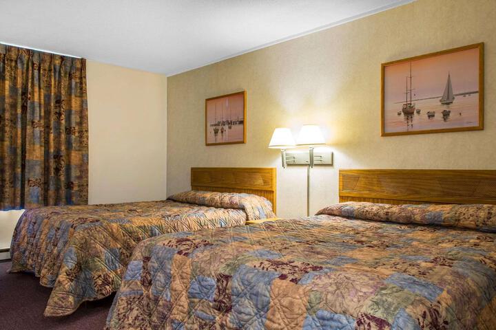 1 Queen Bed Efficiency (17 of 20)