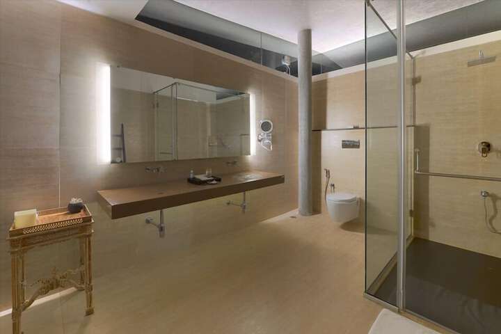 Room 14 of 32