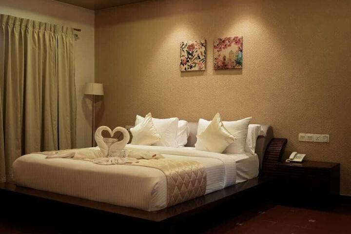 Room 4 of 33
