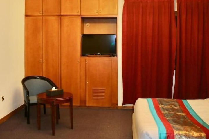 Room 10 of 16