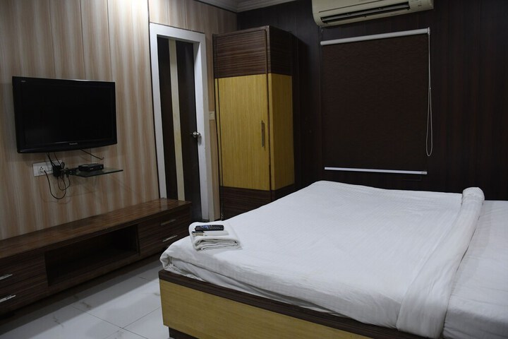 Room 11 of 16