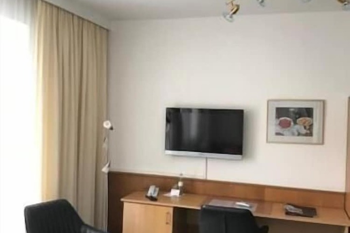 Room 10 of 31