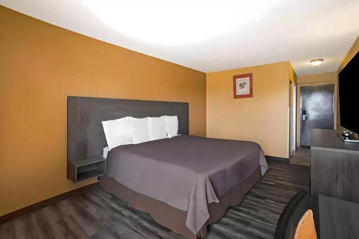 1 King Bed (4 of 7)