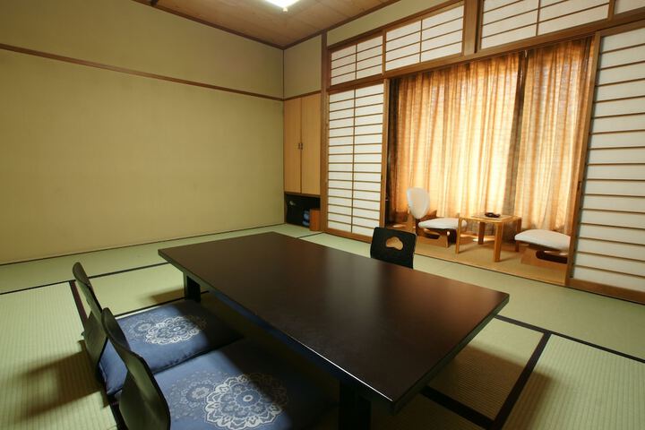 Room 11 of 25