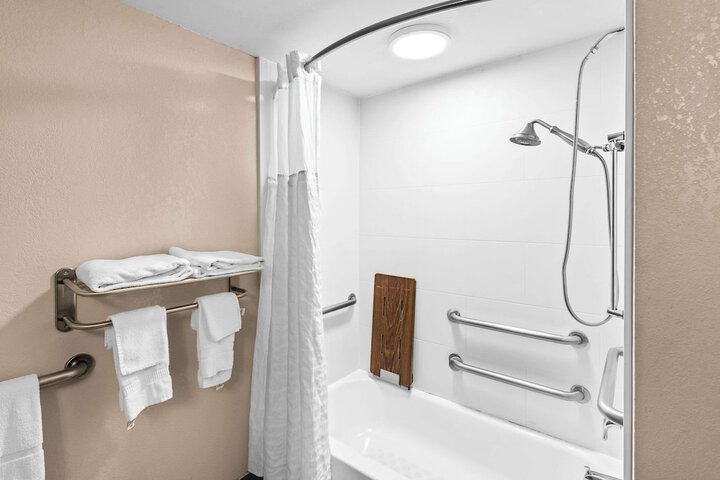 2 Queen Beds Accessible (6 of 9)