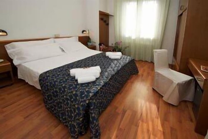 Room 14 of 25