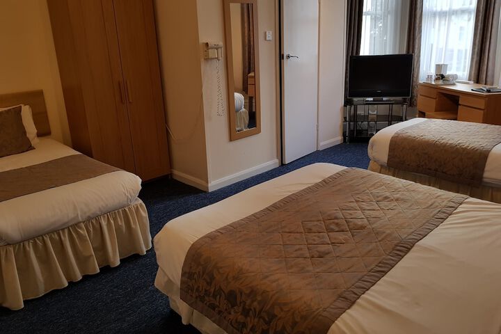 Room 11 of 40