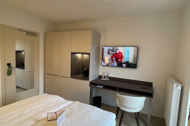 Room 16 of 42