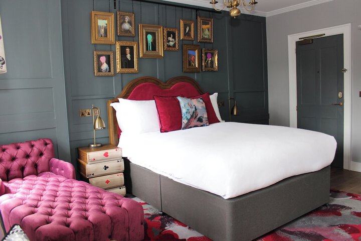 Room 28 of 136