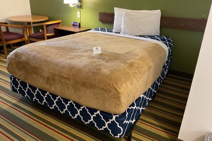 1 Queen Bed (4 of 12)