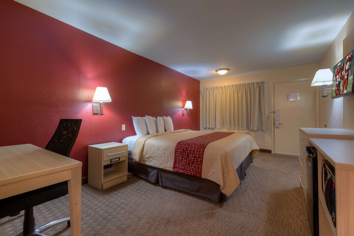 Deluxe King Bed (13 of 13)