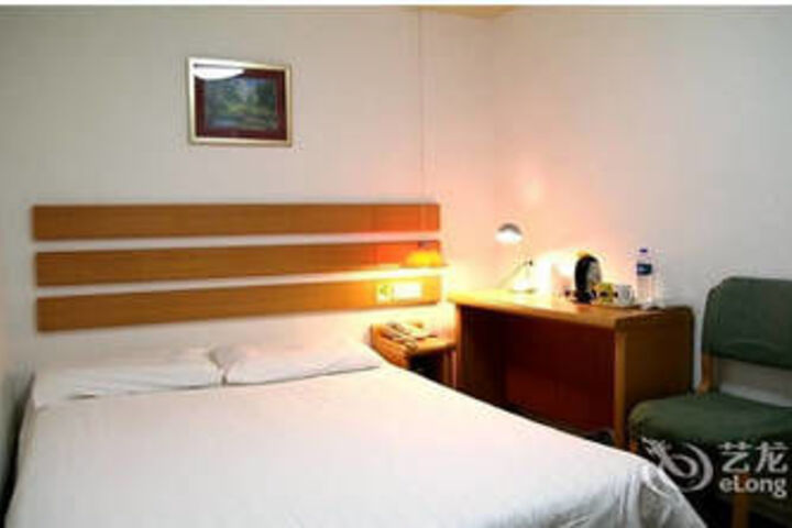 Room 25 of 33