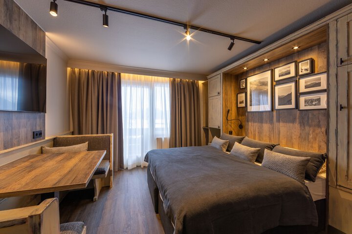 Room 6 of 103