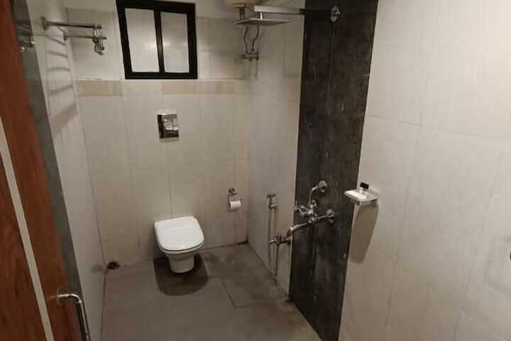 Room 15 of 28