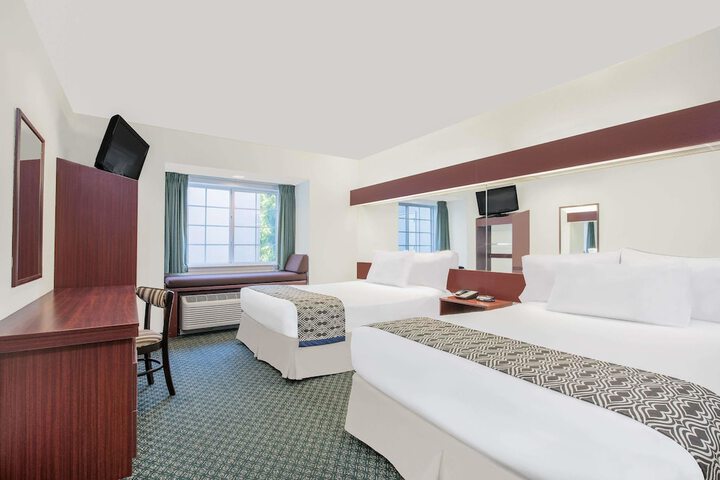 2 Queen Beds Mobility Accessible (17 of 29)