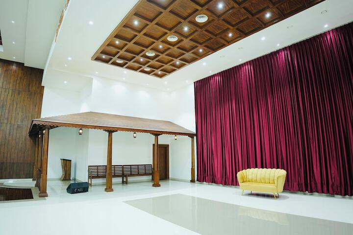Ballroom/Hall 64 of 94