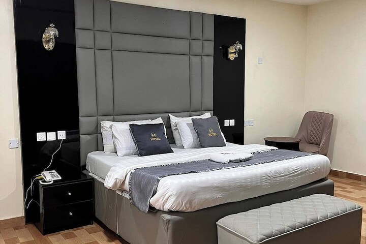 Room 6 of 19