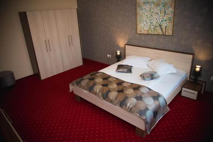 Room 10 of 98