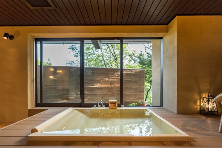 Deep soaking bathtub