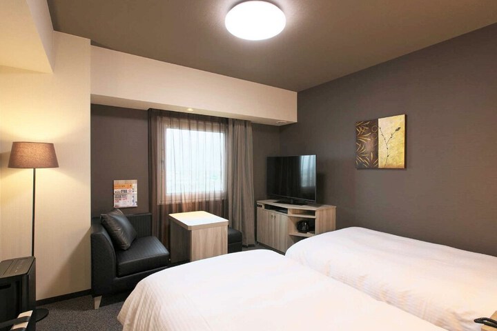 Room 9 of 27