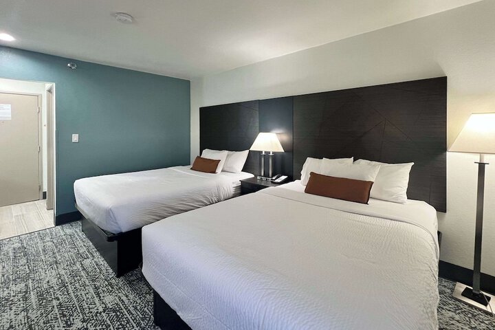 2 Queen Beds (7 of 8)