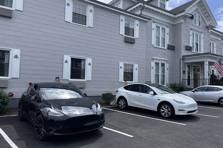 Electric vehicle charging station