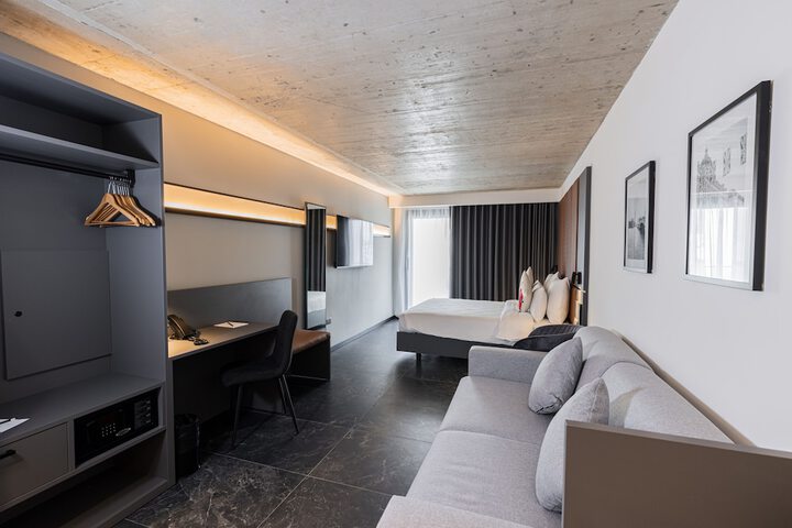 Room 30 of 82