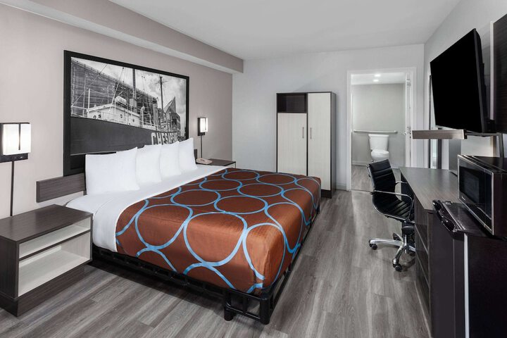 1 King Bed (5 of 15)