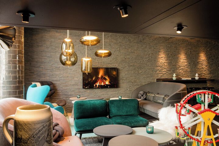 Lounge 23 of 28