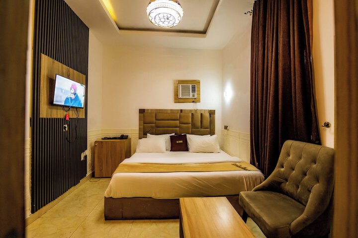 Room 3 of 32