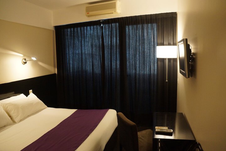 Room 9 of 33